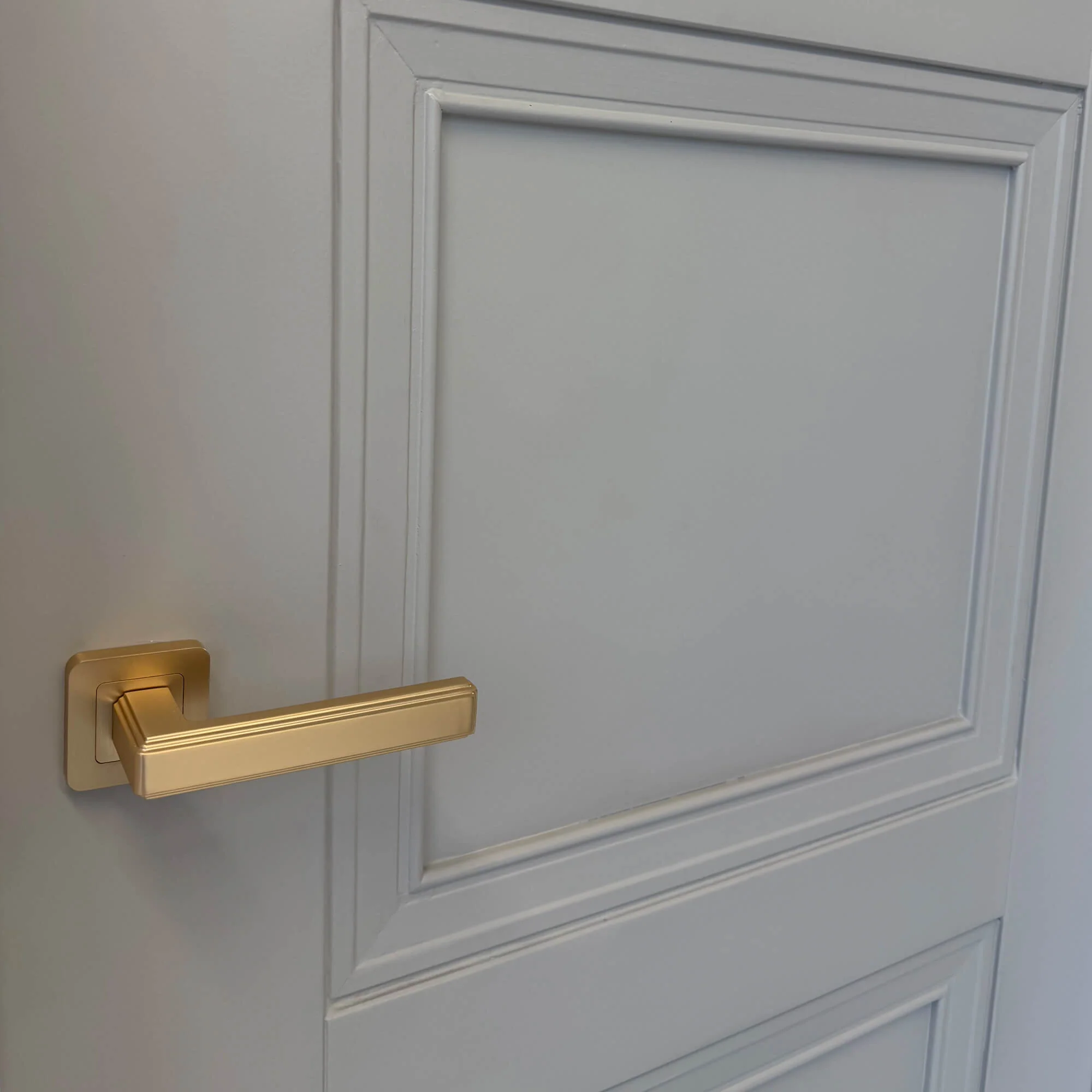 Amsterdam White Primed 3 Panel Door (40mm) - Image 3