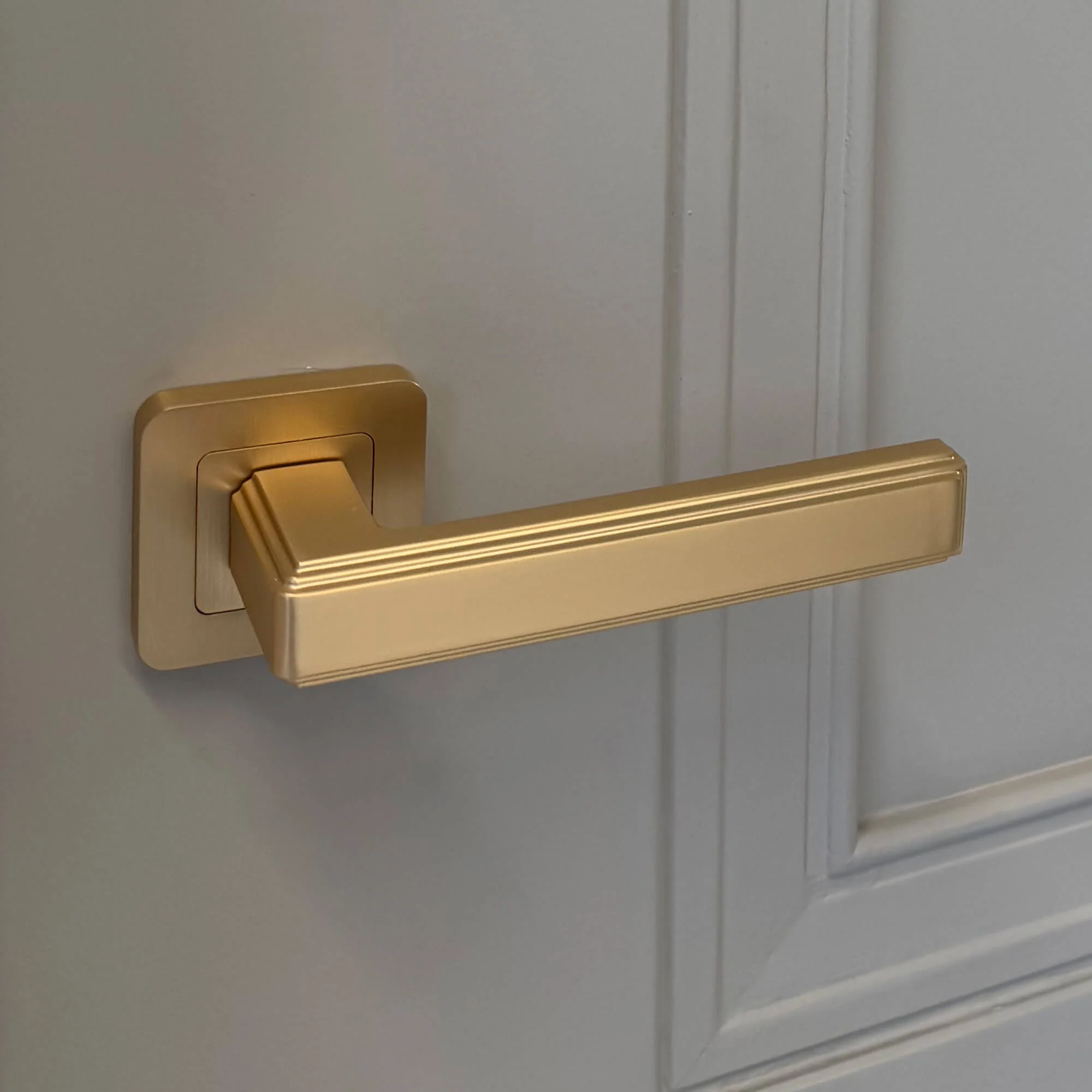 Ares Satin Brass Square Rose Handle - Image 2