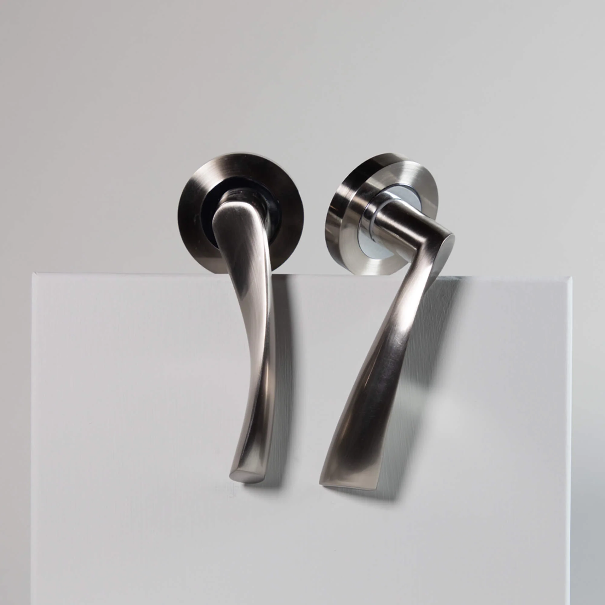 Trade Range Nickel Brushed & Polished Chrome Handle - Image 4